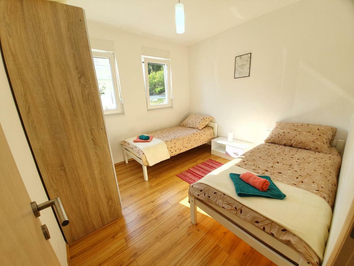 Apartments Lara Drvenik  Ngoại thất bức ảnh