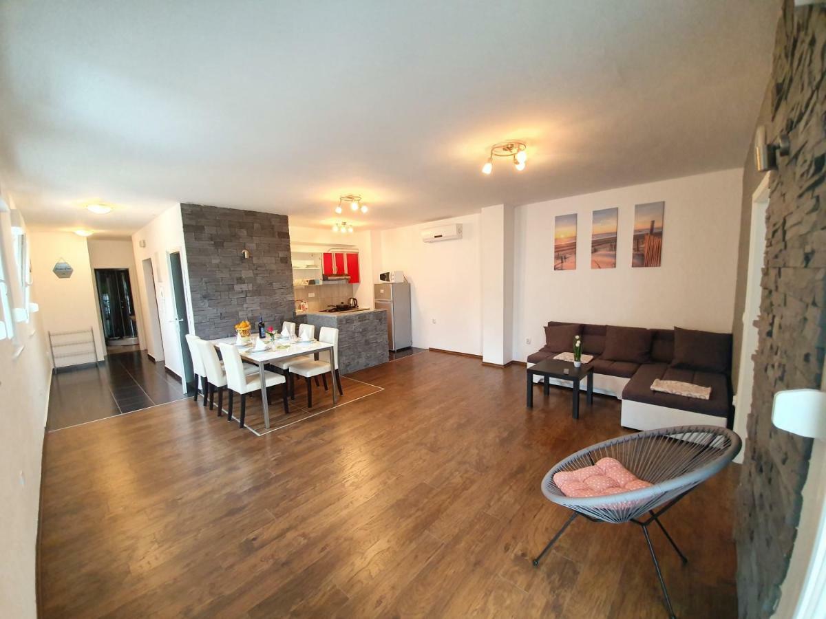 Apartments Lara Drvenik  Ngoại thất bức ảnh
