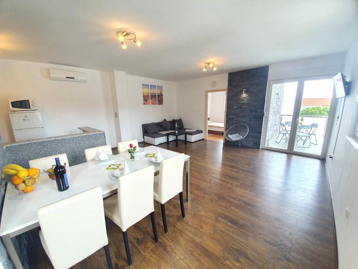 Apartments Lara Drvenik  Ngoại thất bức ảnh