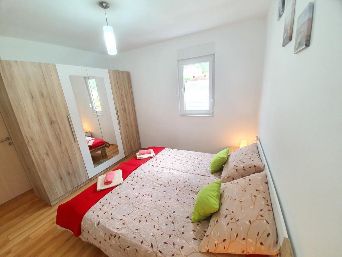 Apartments Lara Drvenik  Ngoại thất bức ảnh